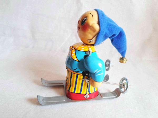 Blechspielzeug - Wichtel auf Skiern mit blauer Zipfelmütze